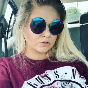 Meet your Posher, Olivia